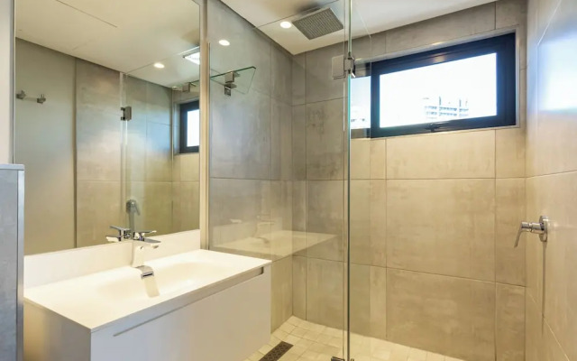 16 On Bree Executive Apartment