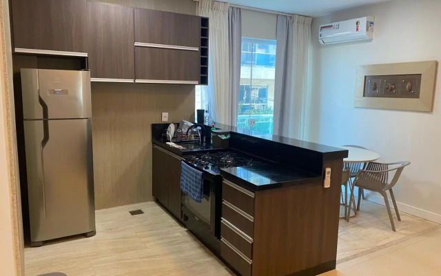 Apto 2 quartos com AR Cond, prédio frente p/ praia