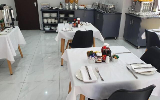 La Orchard Hotel