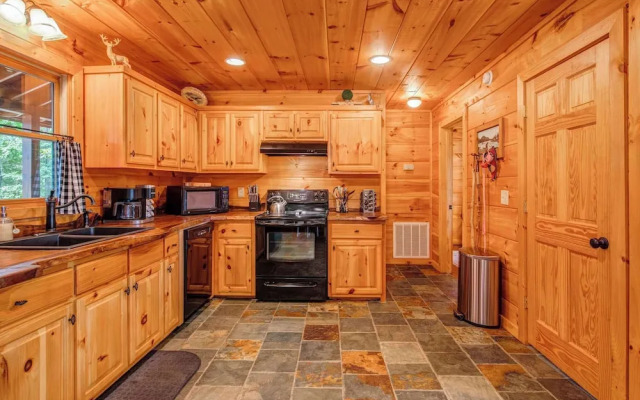 Gorgeous & Secluded 3 BDR Cabin in Mineral Bluff!