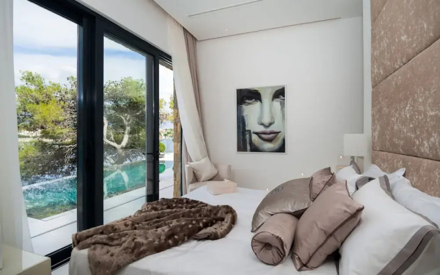Luxury Villa Silent with Infinity Pool