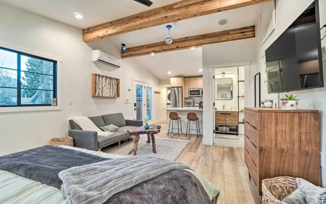 Cozy Flagstaff Studio w/ Patio - Near Dtwn!