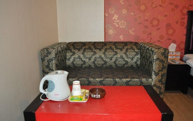 Goodstay Jeonju Wooshin Hotel