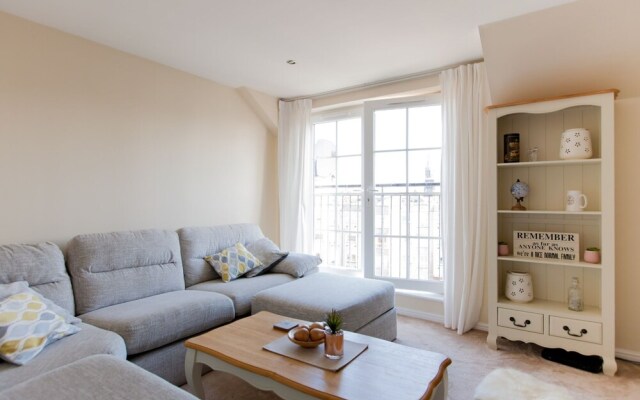 Park & Play! Superb Flat W/parking Near Shore