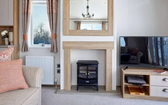 Captivating Bluebell Lodge 2-bed Cotswolds Caravan