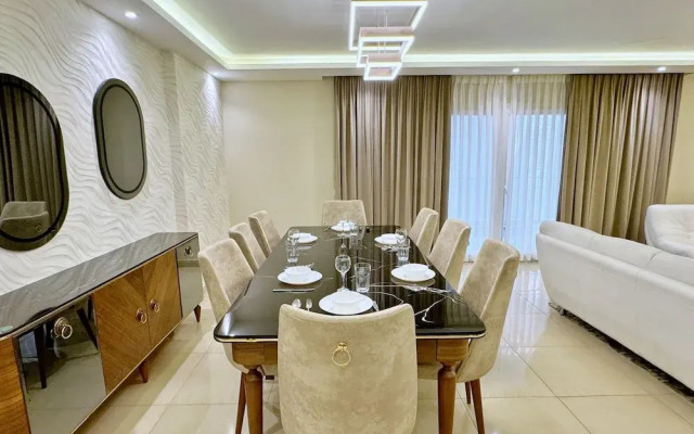 Calm & Classy 2BR - 5 min to Airport