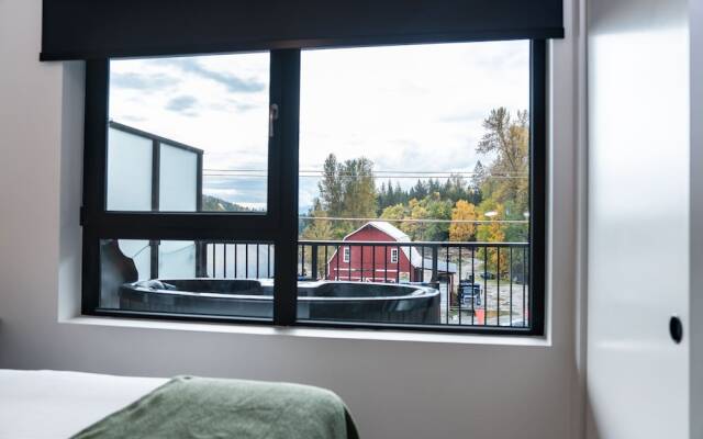 Wildflower Retreat-Revelstoke Vacations