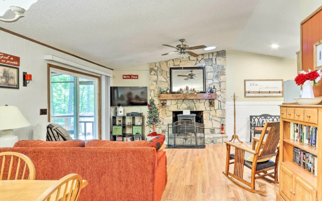 Quaint Murphy Cabin in Serene Wooded Setting!