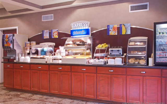 Holiday Inn Express & Suites Alexandria by IHG