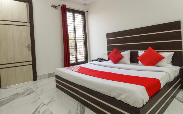 OYO 65596 Hotel Hira Ganga