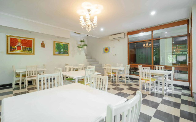 RedDoorz Plus near Kemang Raya