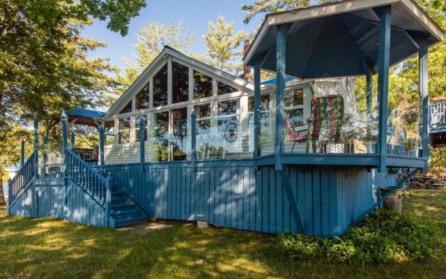 Magic on Little Go Home~3 bedroom cottage + guest cabin on 980 ft shore!