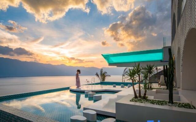 Dali First Glimpse Cloud Top Cliff Beauty Hostel