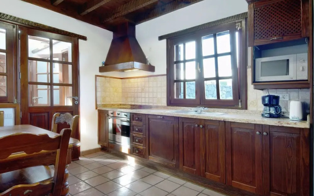 Spacious Villa in San Bartolomé With Swimming Pool