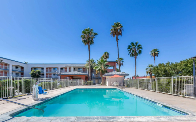 Super 8 by Wyndham Bakersfield/Central