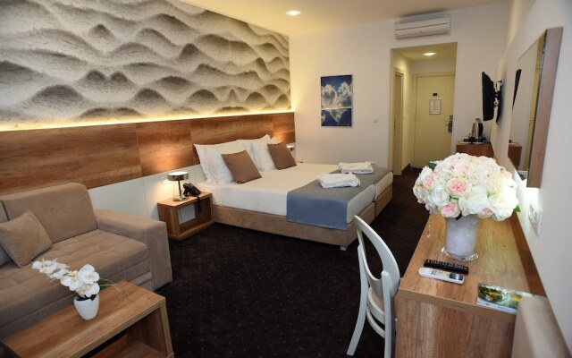 Santiny Hotel & Restaurant