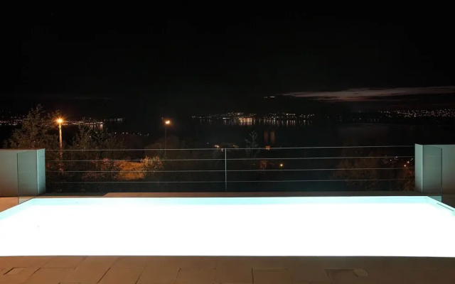 Pool Wifi Parking Fireplace Mystay