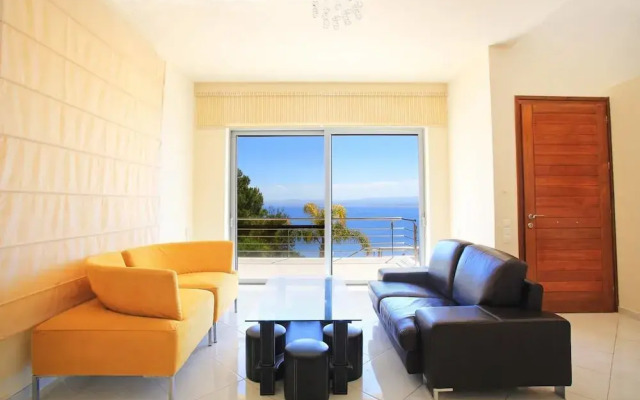 Seafront home 4' walk to private beach