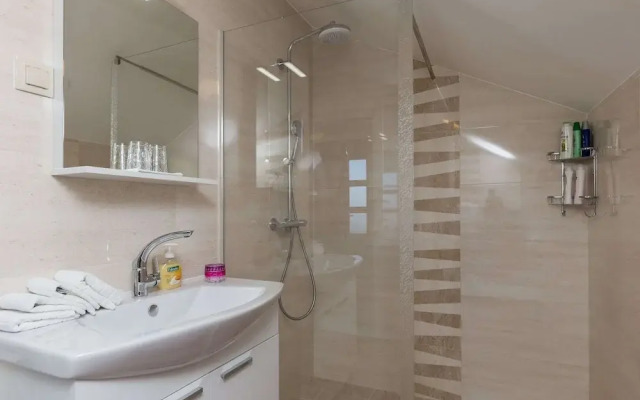 Apartment Cetinic - Two Bedroom Apartment With Terrace and Sea View