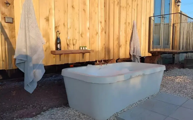 Whimple Shepherd Hut, Sleeps 2, Wood Fire & Garden