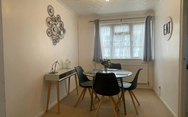 Swift Close Contractors & Leisure Apartment by Leecroft Stays