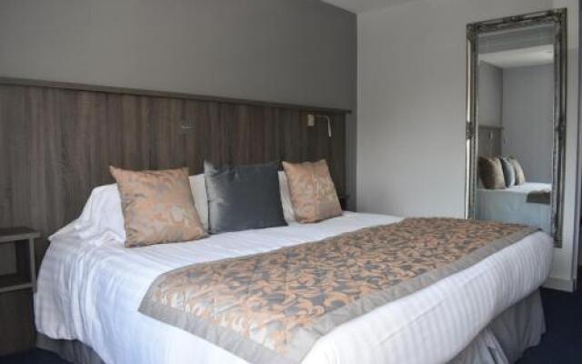 Sandown Park Lodge