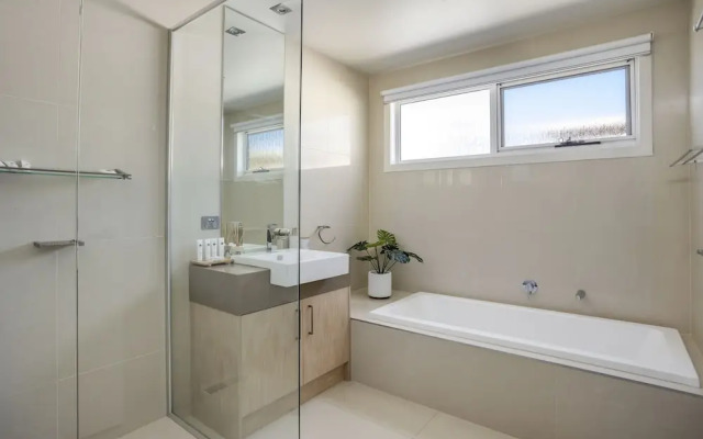 The Sanctuary: Stunning. Hot tub spa + Linen