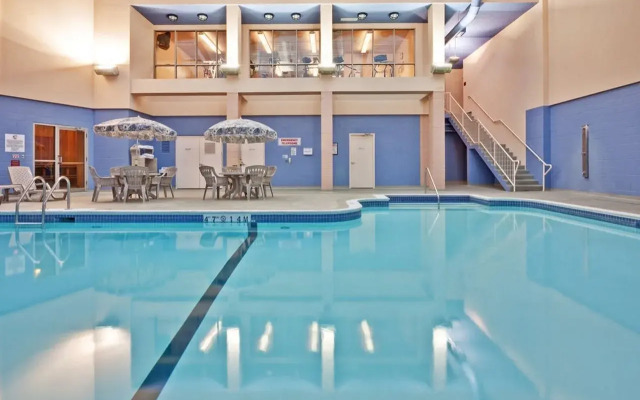 Holiday Inn Express & Suites Mississauga-Toronto Southwest by IHG