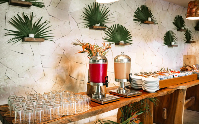 Petit Lafitte Hotel