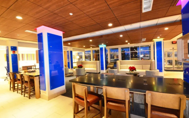 Holiday Inn Express & Suites Toledo South - Perrysburg by IHG