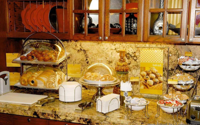 Hampton Inn & Suites Kansas City-Country Club Plaza