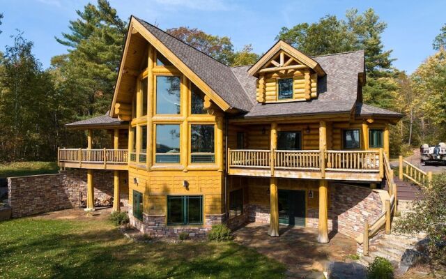 Osprey Lake Cabin 4 Bedroom Home by RedAwning