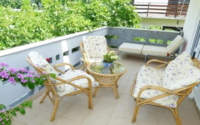 Zeljko - With Nice Garden - H