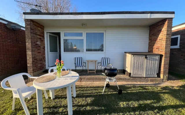 Beach Chalet - 2 Bedrooms - 4 Guests - Parking