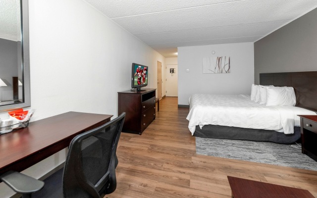 Red Roof Inn PLUS+ Newark Liberty Airport - Carteret