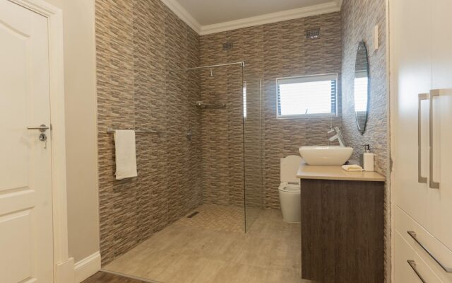 Upmarket 4 bed Chisipite House 2193