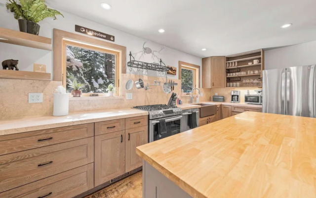 Tahoe City Retreat For 8!