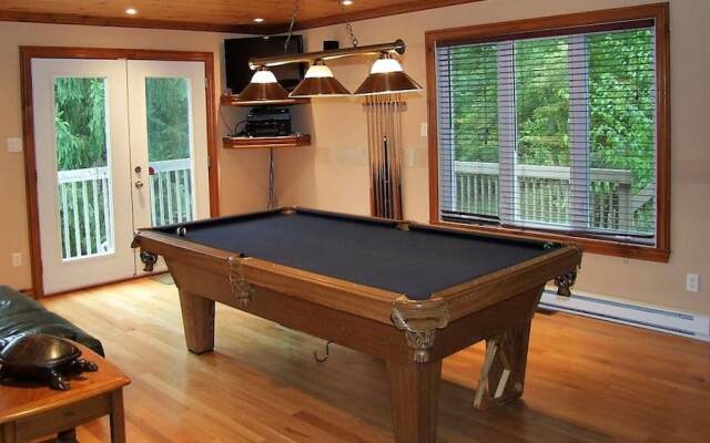 Duhamel Rock Cliff 3-Bedroom Waterfront Chalet