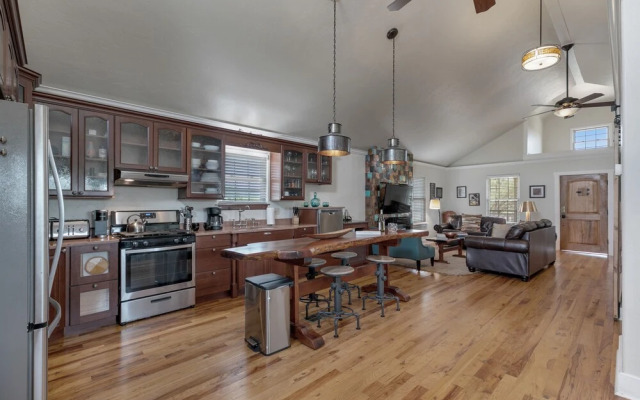 Gorgeous Home W/hot Tub&grill