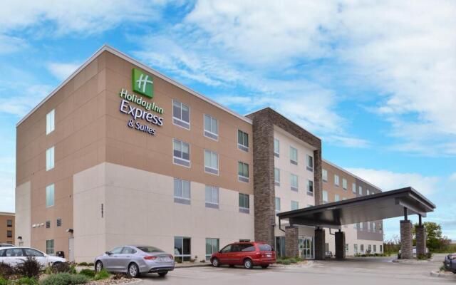 Holiday Inn Express & Suites Marshalltown, an IHG Hotel