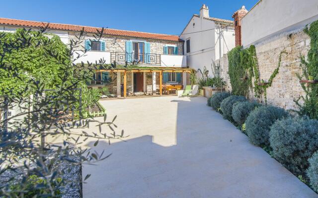 Charming stone house on a walking distance from the beach