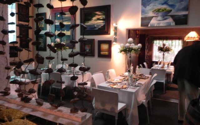 44 On Ennis Guest Lodge and Restaurant
