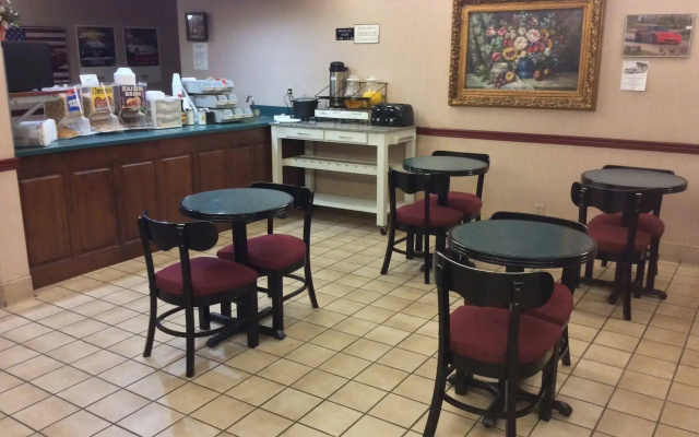 Country Hearth Inn and Suites Bowling Green