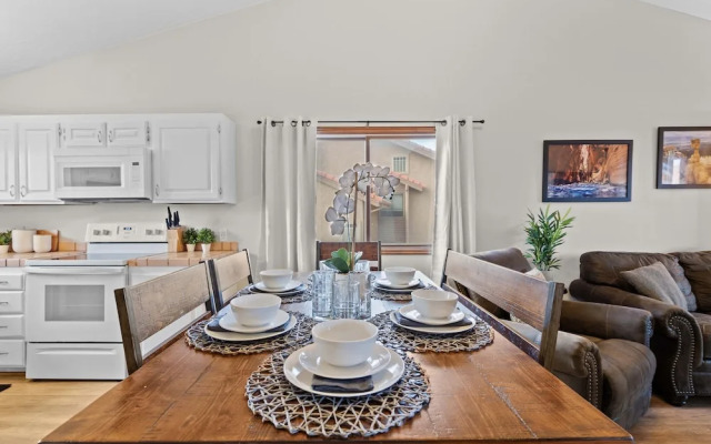 Hikers Hideaway Cozy Resort Condo w/ Pool & More