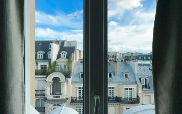 Copernic Line Elegant 3BR Apartment in Paris