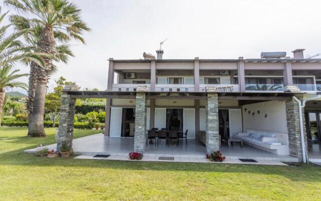 Villa Beachfront Kiss - 4bdrms, Tennis Court, Pool, BBQ, Beachfront