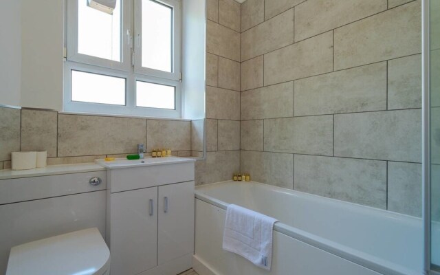 Bright 1 Bedroom Home W/balcony