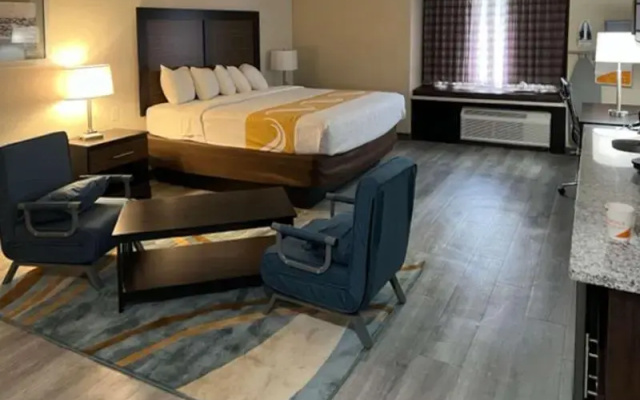 Econo Lodge Inn & Suites