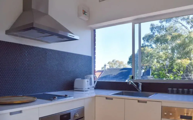 Sun-drenched 1 Bed Studio Apartment In Newtown