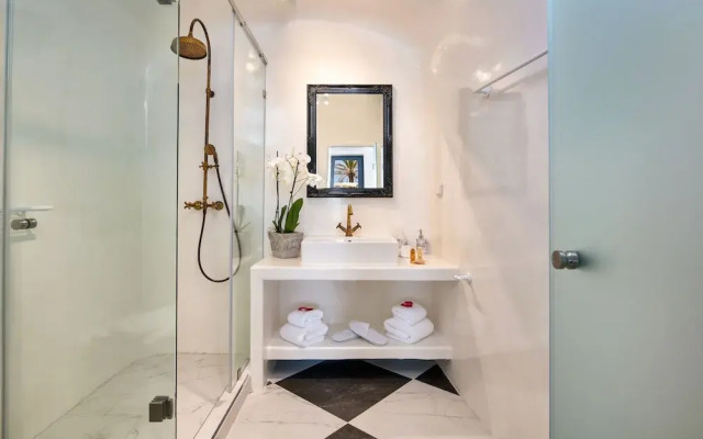 Stunning Villa, Private hot tub in Thera Santorini